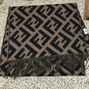 F logo scarf used / good condition